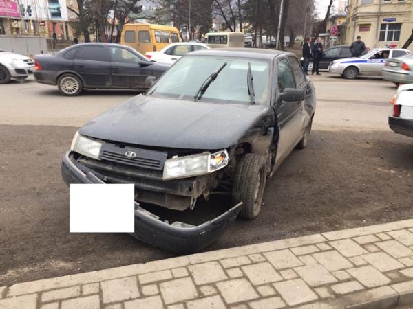 В Пятигорске водитель легковушки совершил двойное столкновение, пострадала школьница